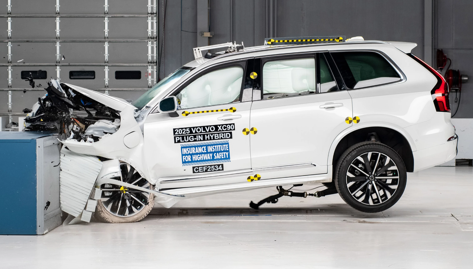 Volvo больше не №1 по безопасности: титул забрала Tesla Model Y