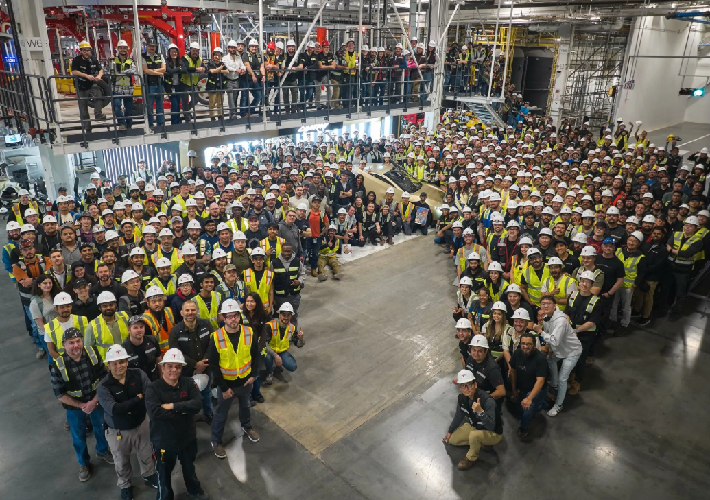 Маск не обманул: первый Cybercab сошел с конвейера