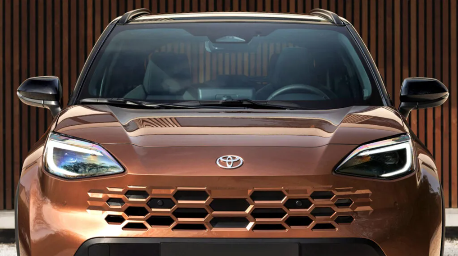 Yaris Cross снял «усы» и надел намордник Лектера