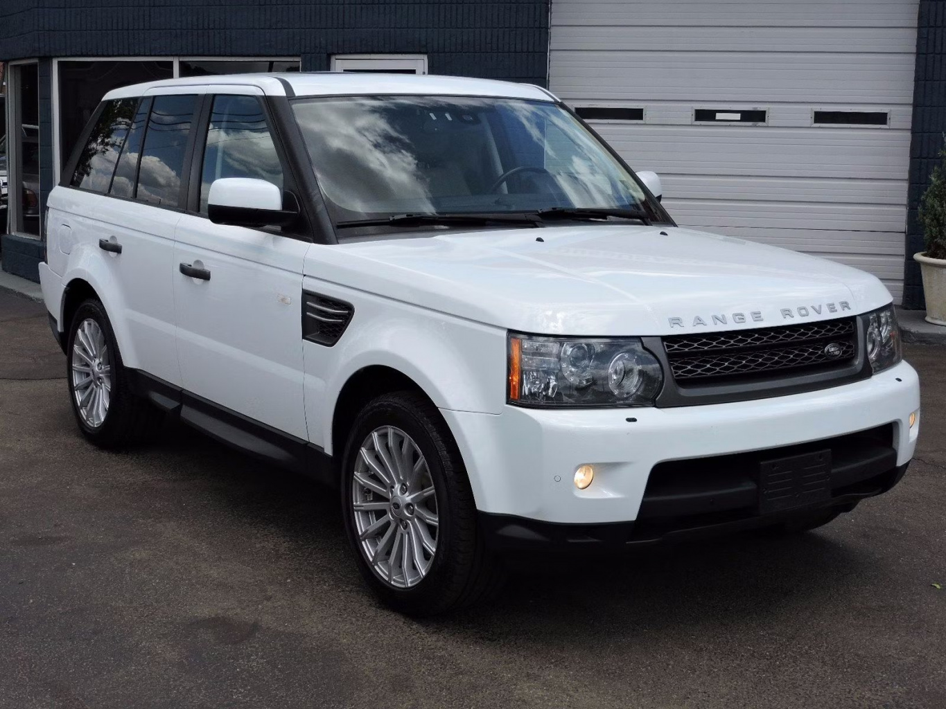 2011-Land-Rover-Range-Rover-Sport