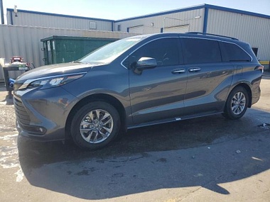 TOYOTA SIENNA XLE 2025