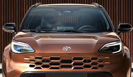 Yaris Cross снял «усы» и надел намордник Лектера