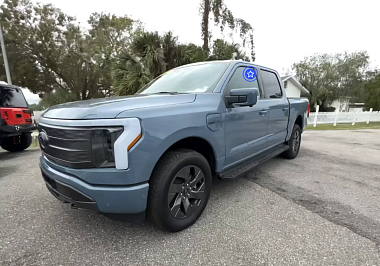 Ford F-150 Lightning LARIAT 2023